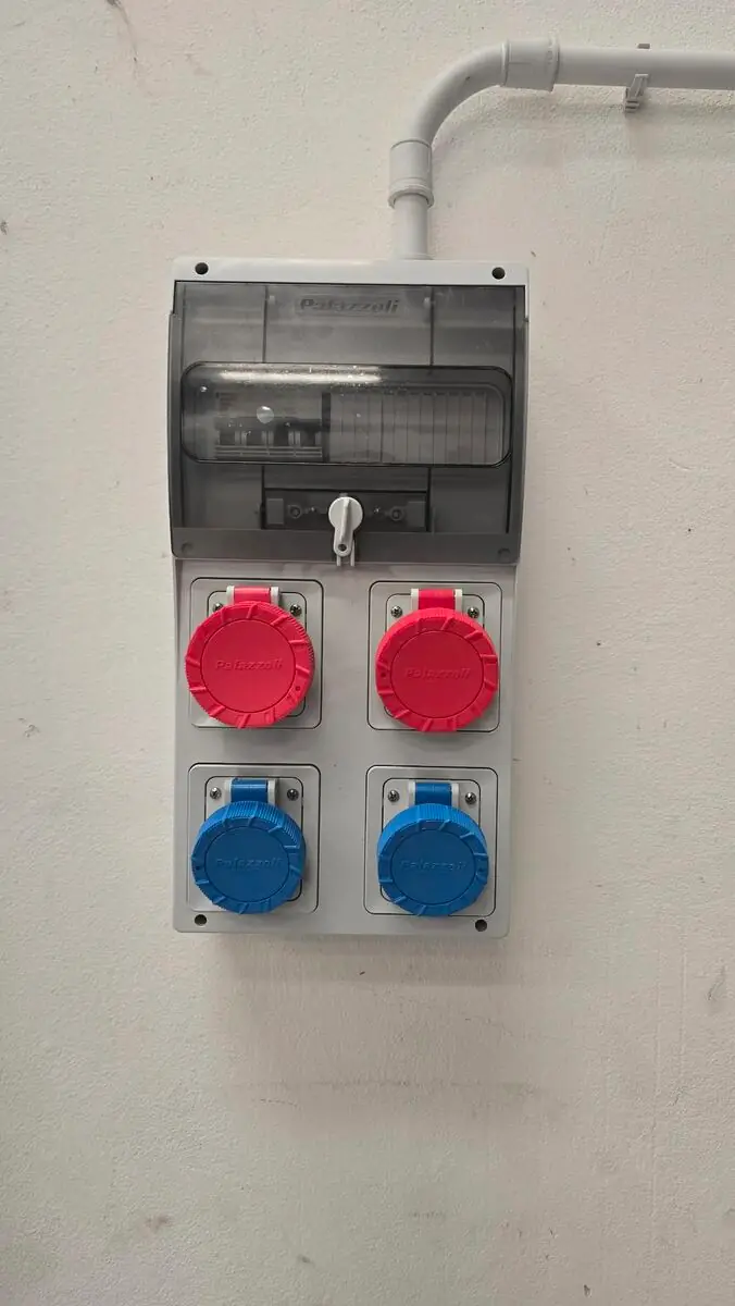 Quadro con prese industriali rosse e blu Palazzoli