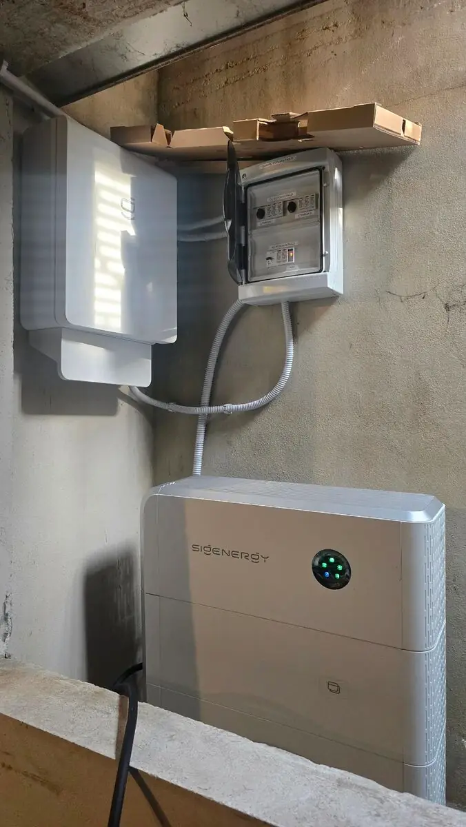 Batteria Sigenergy e quadro elettrico durante un’installazione